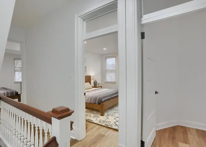 Modern And Spacious Four Bedroom House In With Parking * Pittsburgh