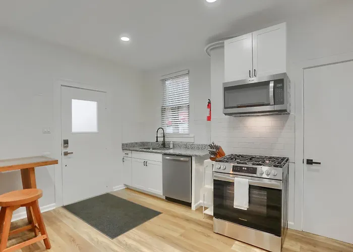 Holiday home Modern And Spacious Four Bedroom House In With Parking