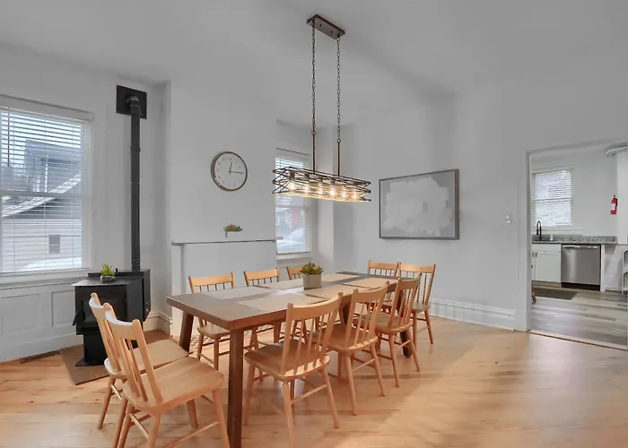 Holiday home Modern And Spacious Four Bedroom House In With Parking Pittsburgh