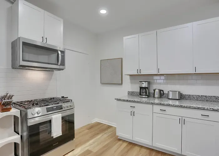 Modern And Spacious Four Bedroom House In With Parking *