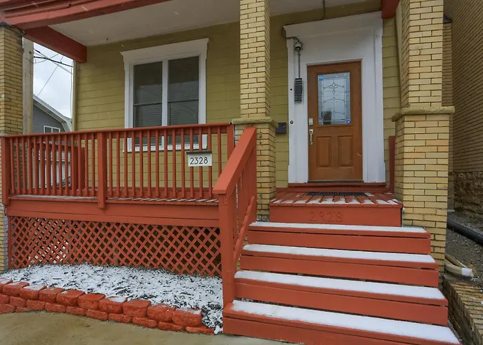 Modern And Spacious Four Bedroom House In With Parking
