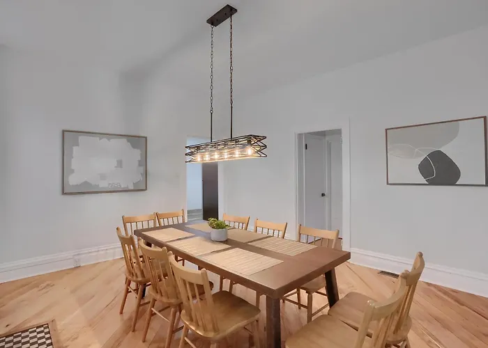 Modern And Spacious Four Bedroom House In With Parking Holiday home