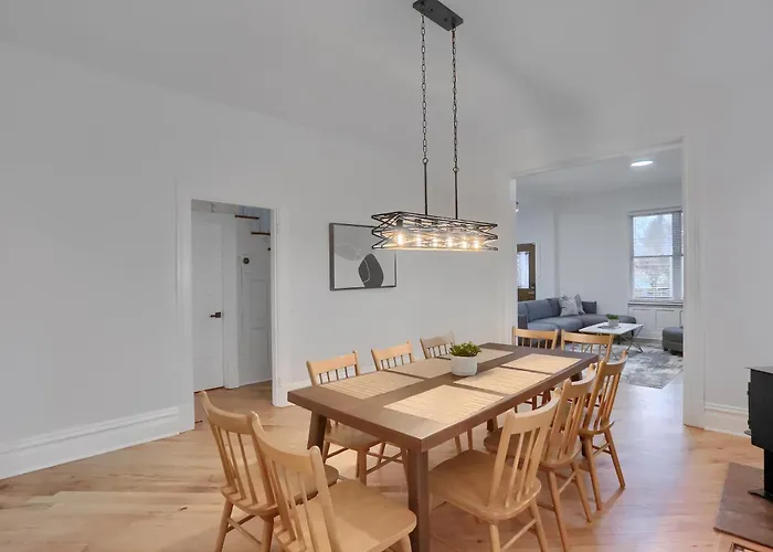 Modern And Spacious Four Bedroom House In With Parking Holiday home *