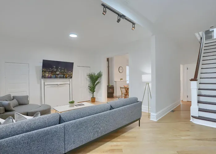 Modern And Spacious Four Bedroom House In With Parking Holiday home Pittsburgh