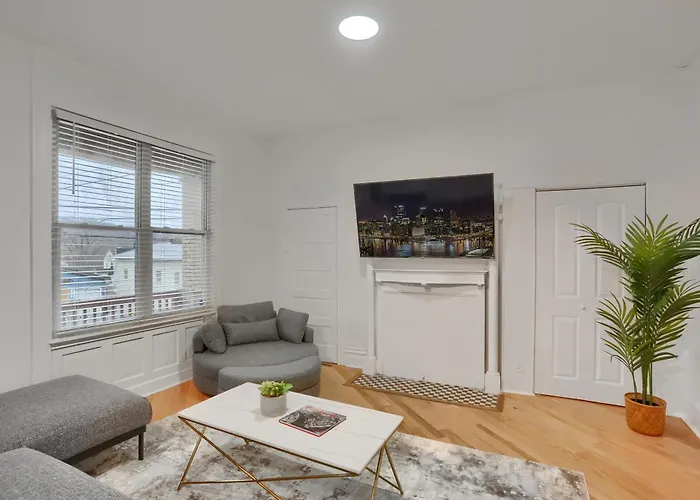 Holiday home Modern And Spacious Four Bedroom House In With Parking Pittsburgh