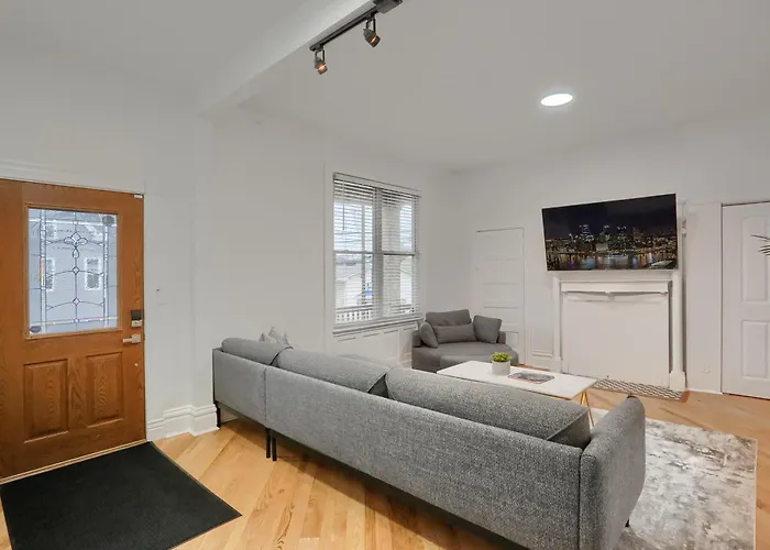 Modern And Spacious Four Bedroom House In With Parking *