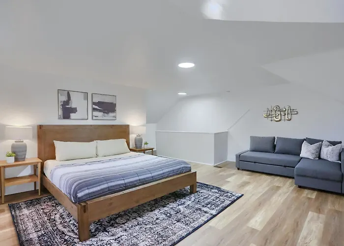 Modern And Spacious Four Bedroom House In With Parking Pittsburgh