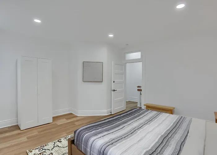 Modern And Spacious Four Bedroom House In With Parking