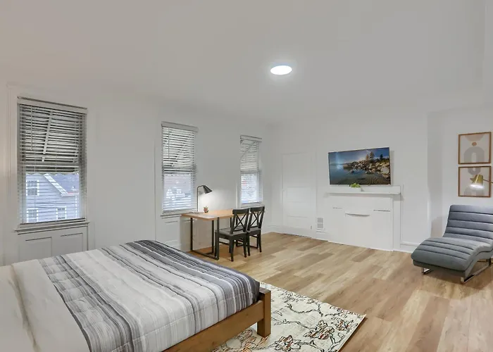 Holiday home Modern And Spacious Four Bedroom House In With Parking *