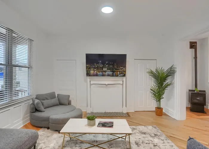 Modern And Spacious Four Bedroom House In With Parking Holiday home