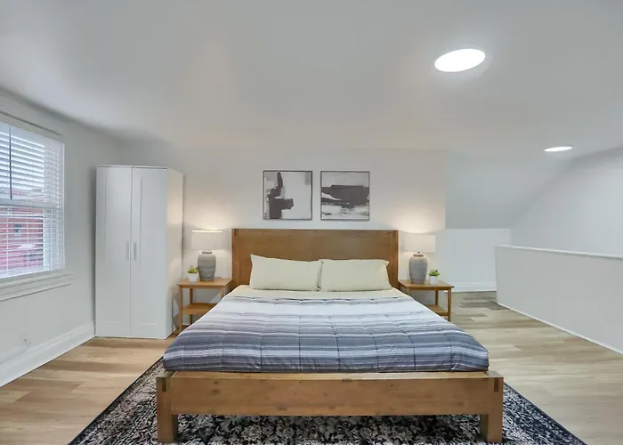 Holiday home Modern And Spacious Four Bedroom House In With Parking