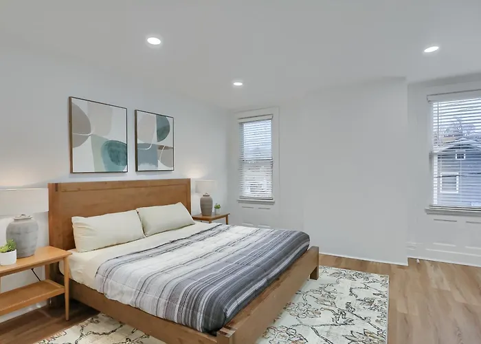 Modern And Spacious Four Bedroom House In With Parking Holiday home *