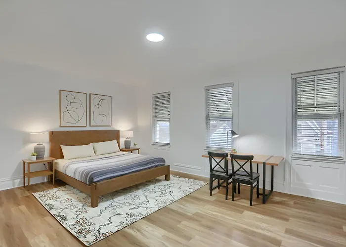 Modern And Spacious Four Bedroom House In With Parking Holiday home Pittsburgh