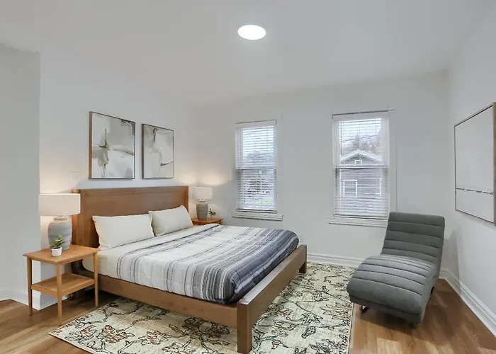 Holiday home Modern And Spacious Four Bedroom House In With Parking Pittsburgh