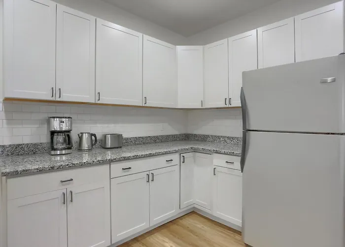 Modern And Spacious Four Bedroom House In With Parking *