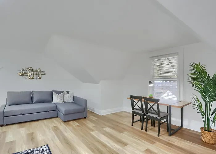 Modern And Spacious Four Bedroom House In With Parking * Pittsburgh