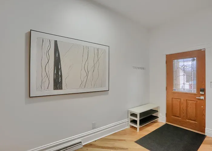Modern And Spacious Four Bedroom House In With Parking