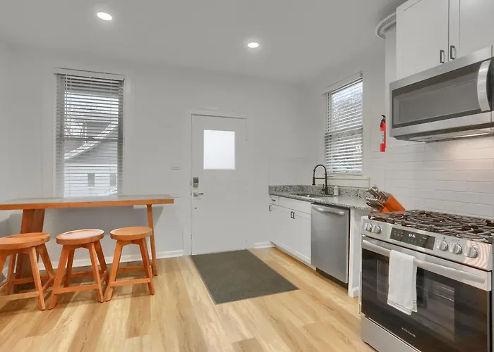 Modern And Spacious Four Bedroom House In With Parking Holiday home
