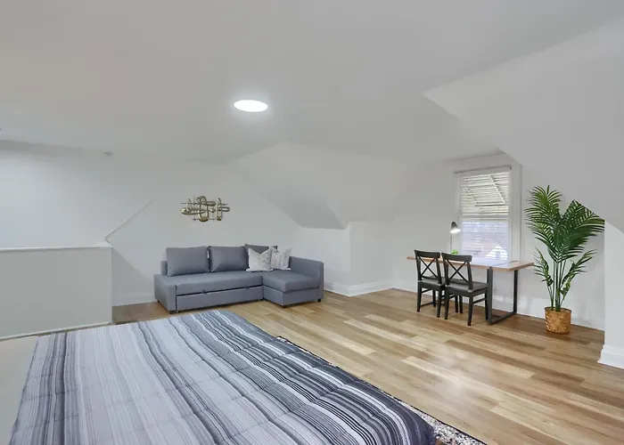 Modern And Spacious Four Bedroom House In With Parking Holiday home *