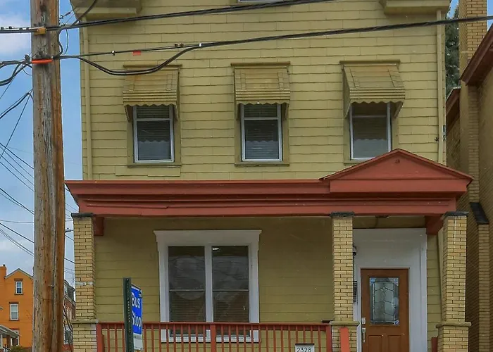 Modern And Spacious Four Bedroom House In With Parking Holiday home Pittsburgh