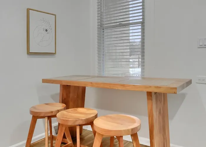 Modern And Spacious Four Bedroom House In With Parking *