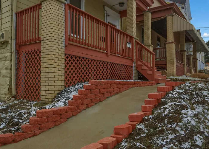 Modern And Spacious Four Bedroom House In With Parking * Pittsburgh