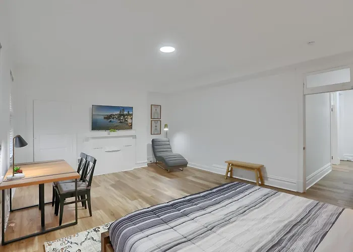 Modern And Spacious Four Bedroom House In With Parking