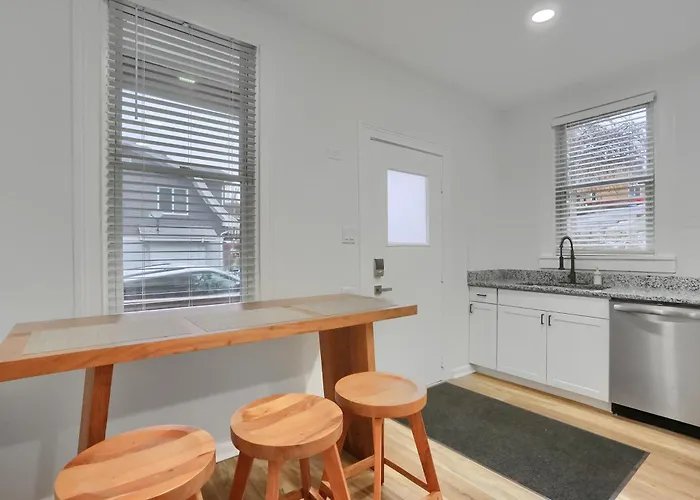 Modern And Spacious Four Bedroom House In With Parking Holiday home