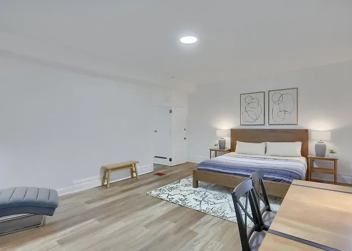 Modern And Spacious Four Bedroom House In With Parking * Pittsburgh
