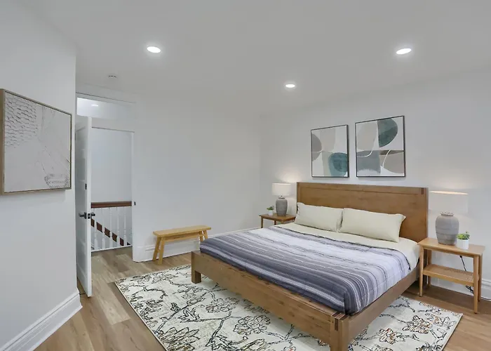 Modern And Spacious Four Bedroom House In With Parking Holiday home