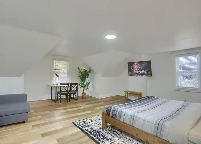 Modern And Spacious Four Bedroom House In With Parking Holiday home *