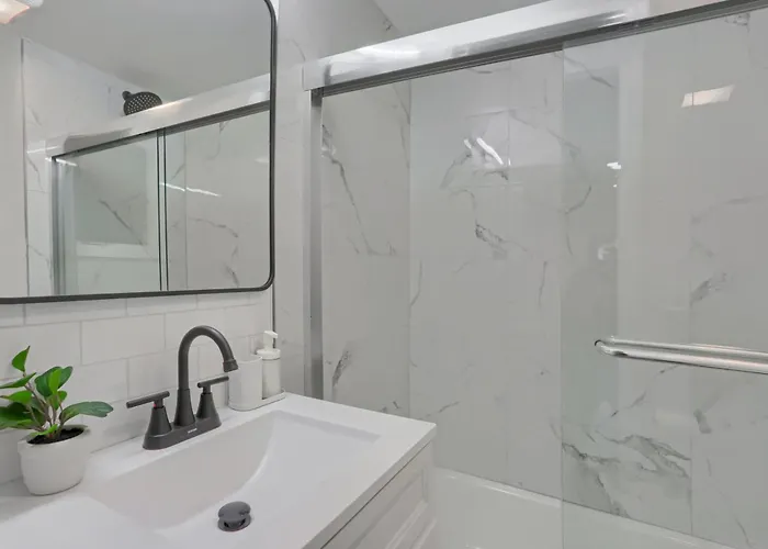 Modern And Spacious Four Bedroom House In With Parking Holiday home Pittsburgh