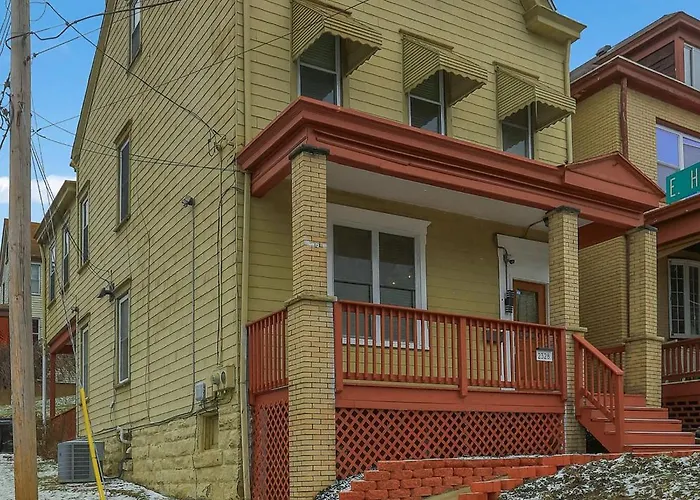 Modern And Spacious Four Bedroom House In With Parking *