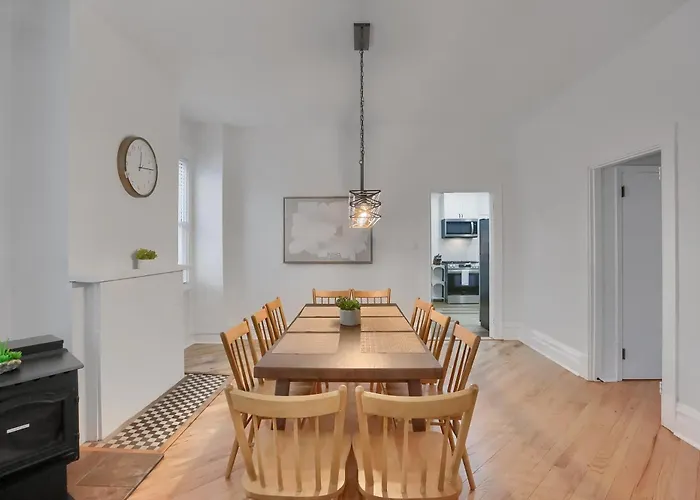 Modern And Spacious Four Bedroom House In With Parking Holiday home *