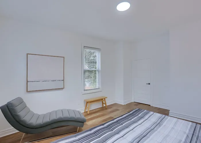 Modern And Spacious Four Bedroom House In With Parking Holiday home