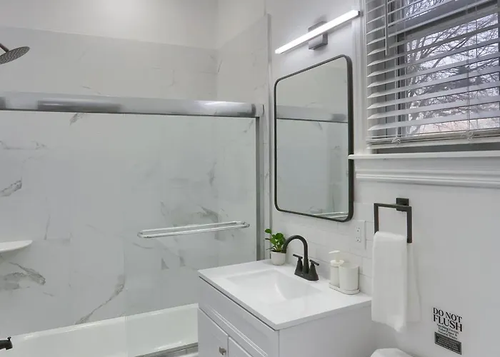 Modern And Spacious Four Bedroom House In With Parking