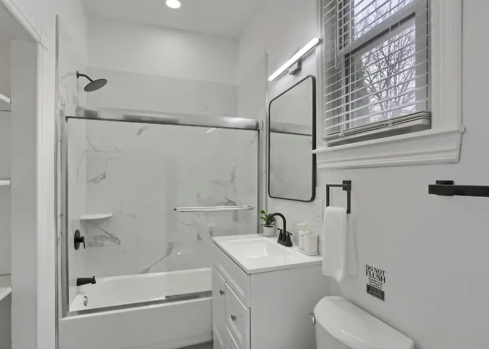 Modern And Spacious Four Bedroom House In With Parking Holiday home *