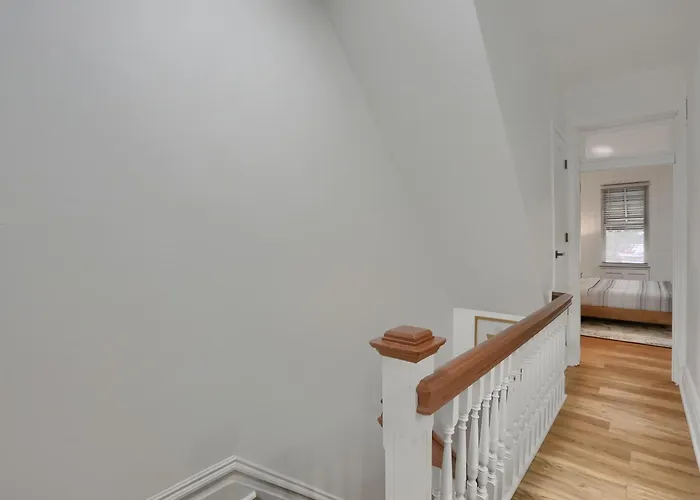 Modern And Spacious Four Bedroom House In With Parking Holiday home Pittsburgh