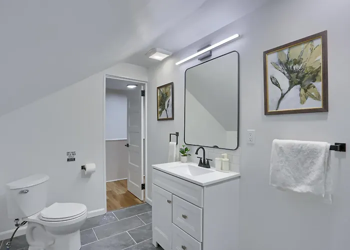 Modern And Spacious Four Bedroom House In With Parking Holiday home *