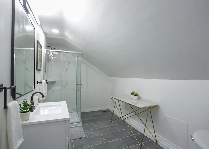 Modern And Spacious Four Bedroom House In With Parking * Pittsburgh